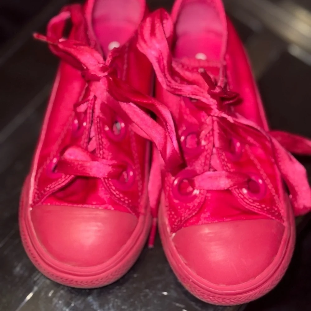 Bold Pink Low-Top Sneakers with Lace-Up Design